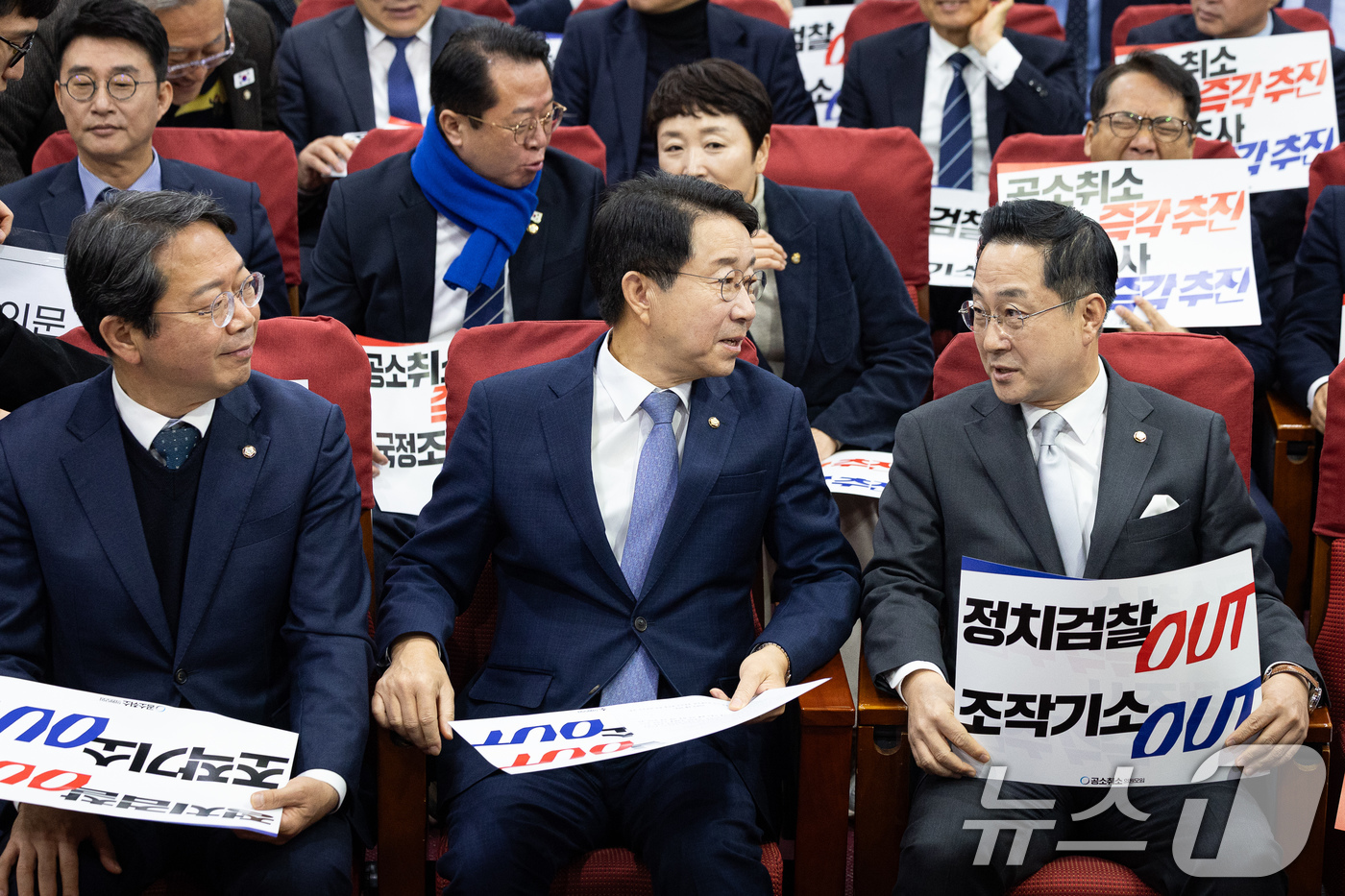 (서울=뉴스1) 유승관 기자 = 23일 서울 여의도 국회 의원회관에서 열린 더불어민주당 이재명 대통령 사건 공소취소와 국정조사 추진을 위한 의원모임 출범식·결의대회에서 박성준 상임 …