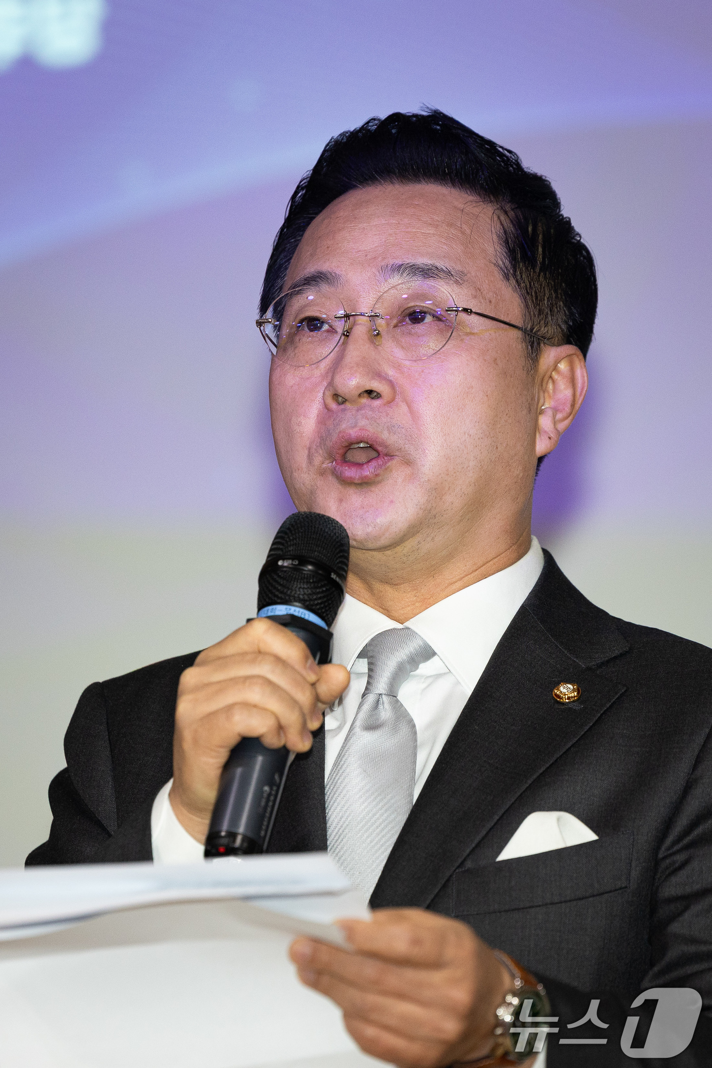 (서울=뉴스1) 유승관 기자 = 23일 서울 여의도 국회 의원회관에서 열린 더불어민주당 이재명 대통령 사건 공소취소와 국정조사 추진을 위한 의원모임 출범식·결의대회에서 박성준 상임 …