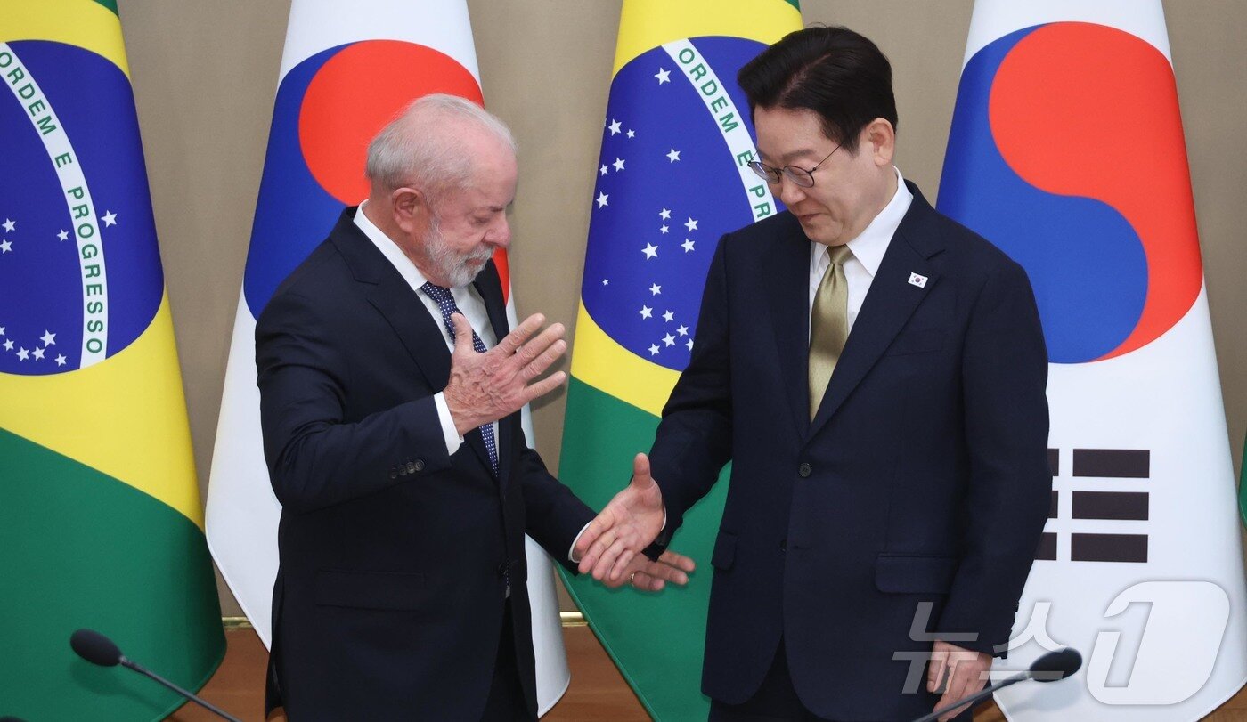 본문 이미지 - 이재명 대통령과 브라질 루이스 이나시우 룰라 다 시우바 대통령이 23일 청와대에서 한-브라질 확대 정상회담에서 손을 맞잡고 있다. 2026.2.23 ⓒ 뉴스1 이재명 기자