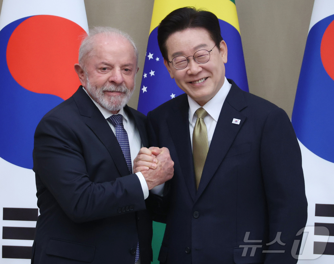 (서울=뉴스1) 이재명 기자 = 이재명 대통령과 브라질 루이스 이나시우 룰라 다 시우바 대통령이 23일 청와대에서 한-브라질 확대 정상회담 기념촬영을 하고 있다. 2026.2.23 …