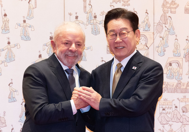 정상회담 전 악수하는 이재명 대통령과 룰라 브라질 대통령