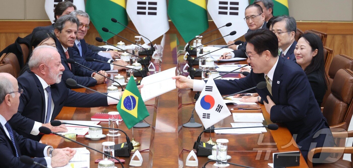 본문 이미지 - 이재명 대통령이 23일 청와대에서 열린 한-브라질 확대 정상회담에서 루이스 이나시우 룰라 다 시우바 대통령이 요청한 책자에 사인 후 전달하고 있다. 2026.2.23 ⓒ 뉴스1 이재명 기자