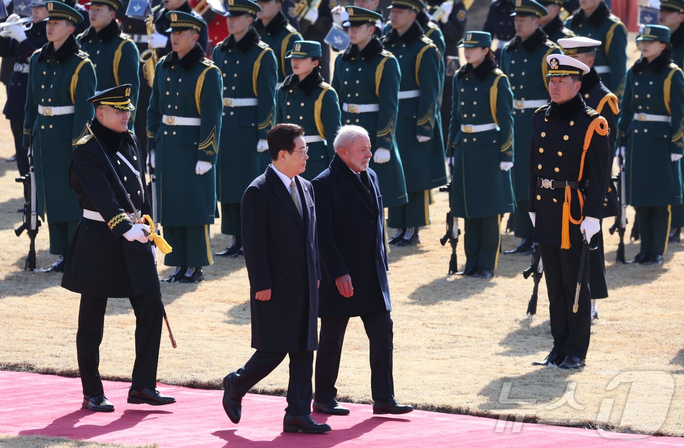 본문 이미지 - 이재명 대통령과 브라질 루이스 이나시우 룰라 다 시우바 대통령이 23일 청와대에서 열린 공식 환영식에서 의장대를 사열하고 있다. 2026.2.23 ⓒ 뉴스1 허경 기자