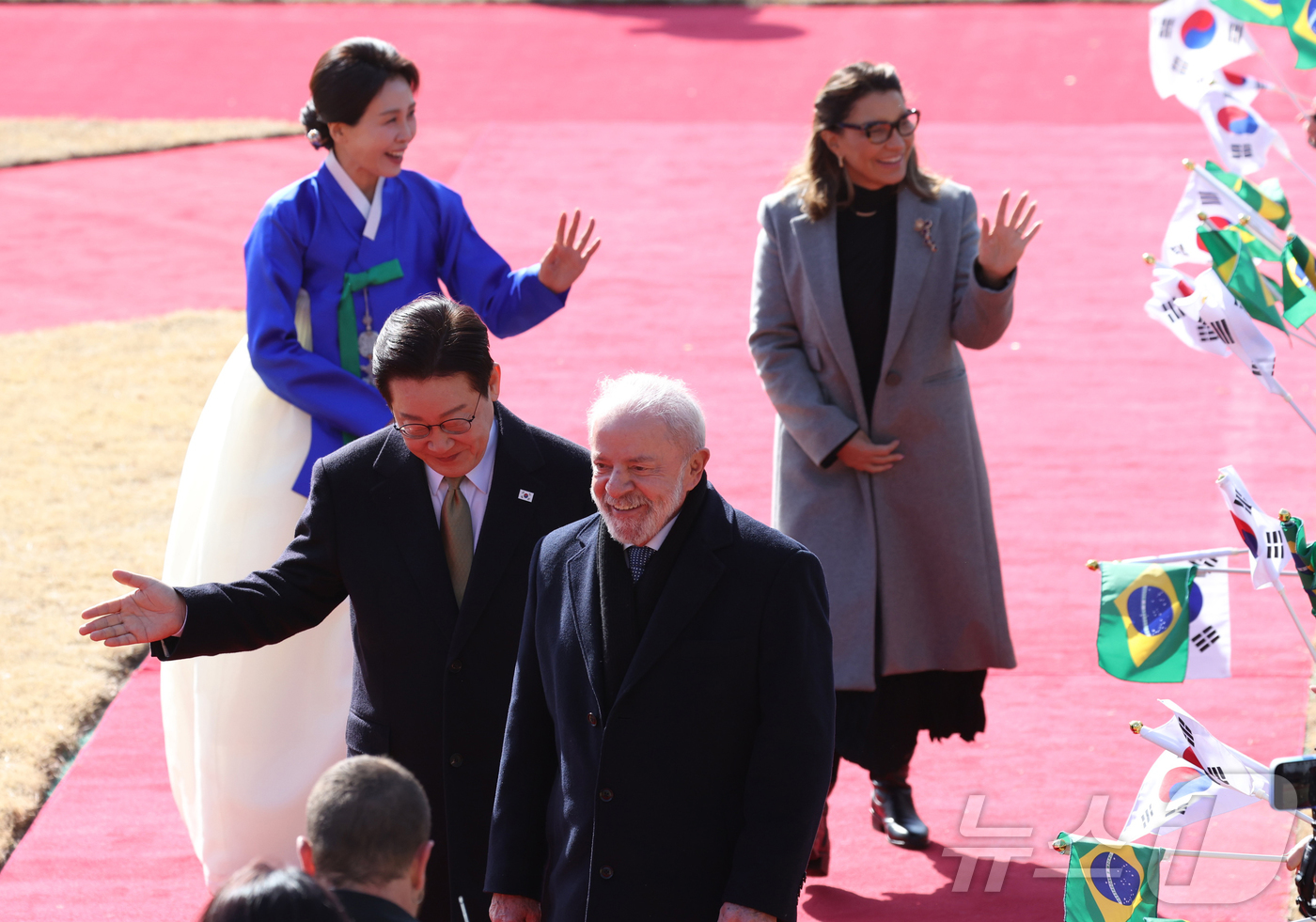 (서울=뉴스1) 허경 기자 = 이재명 대통령이 23일 국빈 방한한 브라질 루이스 이나시우 룰라 다 시우바 대통령과 정상회담에 앞서 열린 공식 환영식에서 이동하고 있다.  2026. …