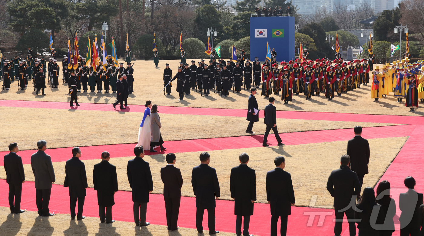 (서울=뉴스1) 허경 기자 = 김혜경 여사가 23일 청와대에서 국빈 방한한 브라질 루이스 이나시우 룰라 다 시우바 대통령의 부인 잔자 룰라 다 시우바 여사와 공식 환영식장으로 이동 …