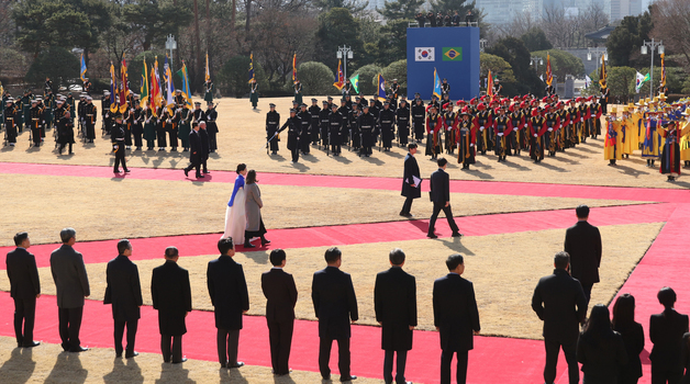 다시우바 여사와 이동하는 김혜경 여사