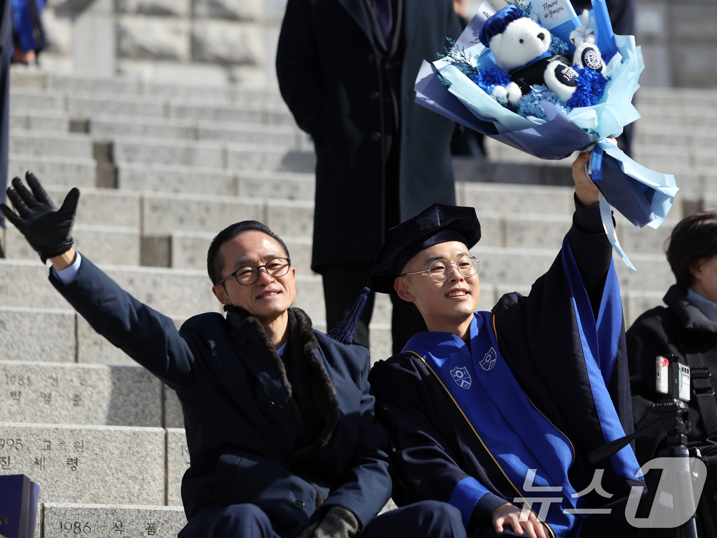 (서울=뉴스1) 황기선 기자 = 22일 오전 서울 서대문구 연세대학교 노천극장에서 열린 '2026년 2월 학위수여식'에서 졸업생과 아버지가 노래를 부르며 자축하고 있다. 2026. …