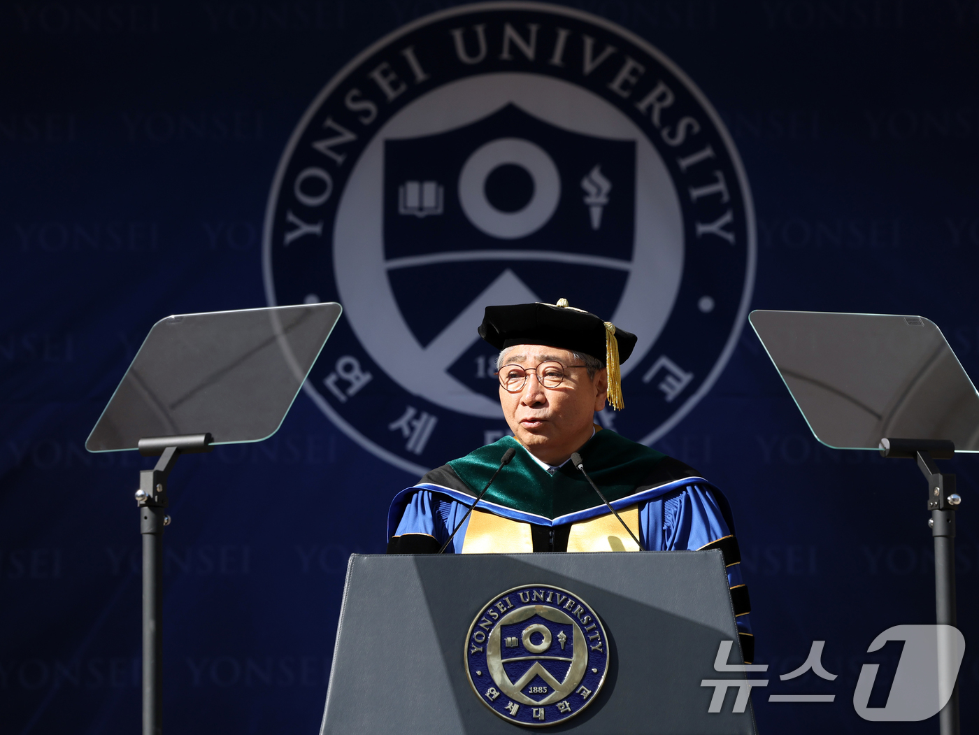 (서울=뉴스1) 황기선 기자 = 윤동섭 연세대학교 총장이 22일 오전 서울 서대문구 연세대학교 노천극장에서 열린 '2026년 2월 학위수여식'에서 축사를 하고 있다.  2026.2 …