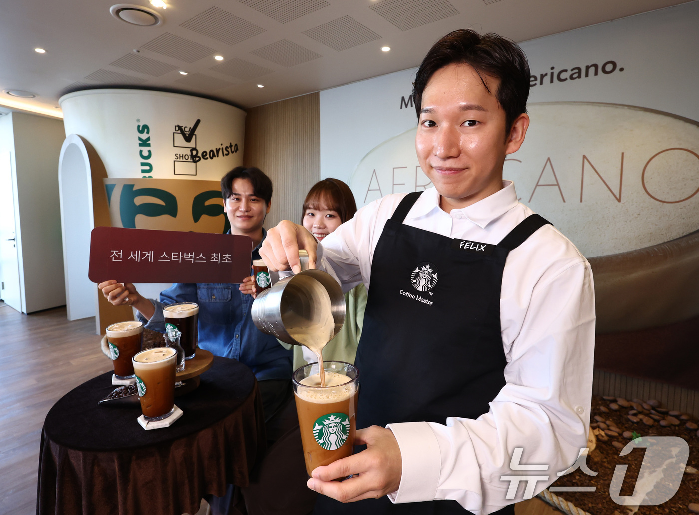 (서울=뉴스1) 최지환 기자 = 23일 서울 용산구 스타벅스 아카데미 센터에서 열린 스타벅스 에어로카노 출시 사진행사에서 직원들이 에어로카노를 소개하고 있다. 에어로카노는 아메리카 …