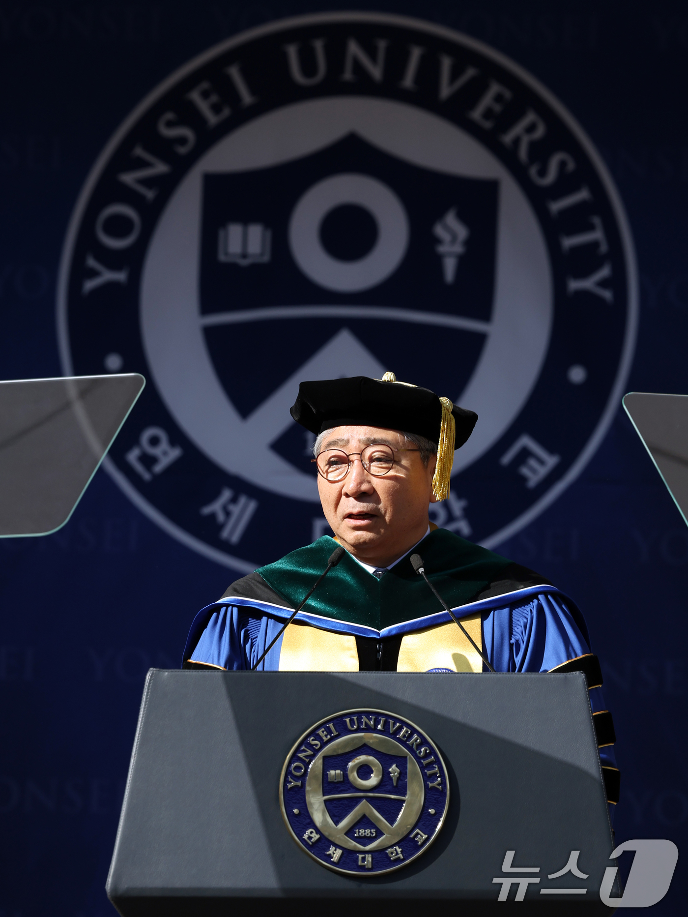 (서울=뉴스1) 황기선 기자 = 윤동섭 연세대학교 총장이 22일 오전 서울 서대문구 연세대학교 노천극장에서 열린 '2026년 2월 학위수여식'에서 축사를 하고 있다.  2026.2 …