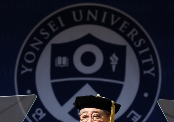 학위수여식 축사하는 윤동섭 총장