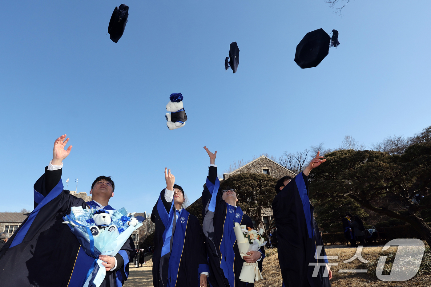 (서울=뉴스1) 황기선 기자 = 22일 오전 서울 서대문구 연세대학교에서 열린 '2026년 2월 학위수여식'에서 졸업생들이 학사모를 던지며 자축하고 있다.  2026.2.23/뉴스 …