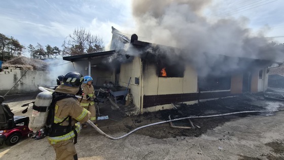 나주 한 주택에 불 나…80대 여성 2명 화상 입고 병원 이송