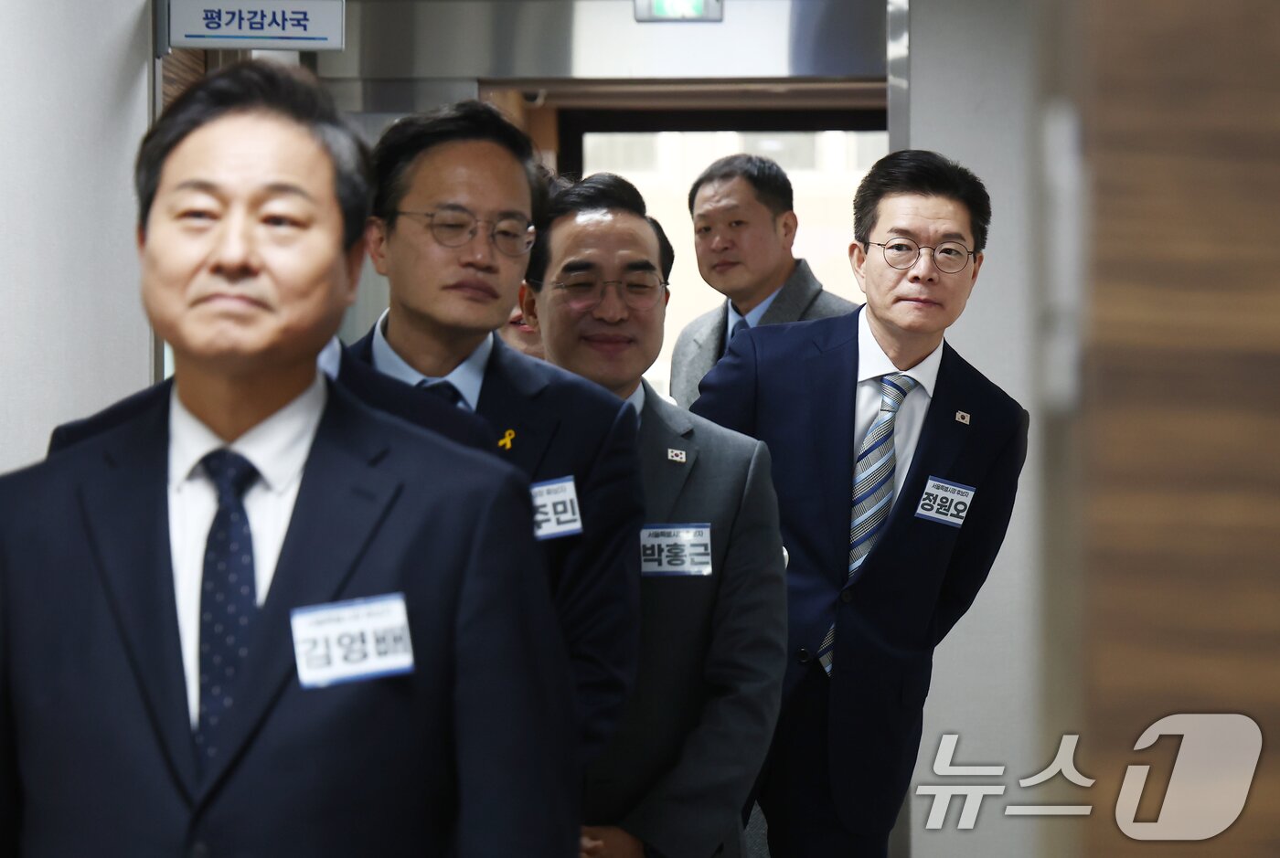 본문 이미지 - 더불어민주당 서울시장 후보인 김영배·박주민·박홍근·전현희 의원과 정원오 성동구청장이 23일 오전 서울 영등포구 더불어민주당 당사에서 열린 중앙당공천관리위원회 2차 회의 및 광역단체장 후보자 면접에 참석하고 있다. 2026.2.23 ⓒ 뉴스1 김민지 기자