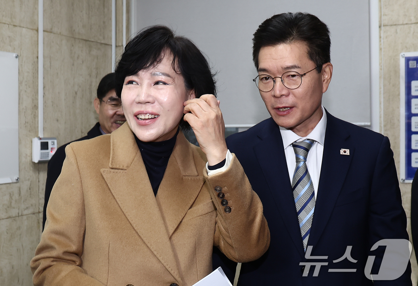 (서울=뉴스1) 김민지 기자 = 더불어민주당 서울시장 출마 의사를 밝힌 전현희 의원(왼쪽)과 정원오 성동구청장이 23일 오전 서울 영등포구 더불어민주당 당사에서 열린 중앙당공천관리 …