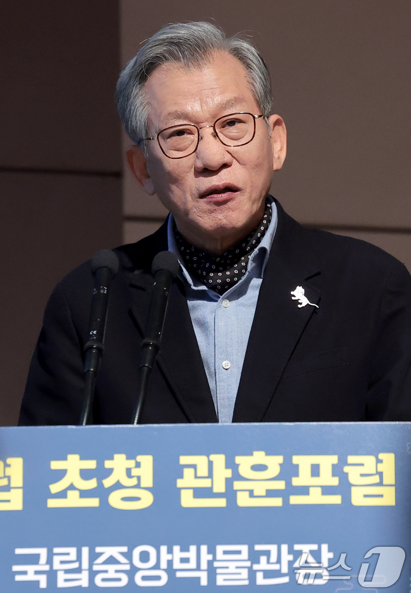 (서울=뉴스1) 권현진 기자 = 유홍준 국립중앙박물관장이 23일 서울 중구 한국프레스센터에서 열린 관훈클럽 초청 관훈포럼에서 뮷즈(뮤지엄과 굿즈를 합친 단어)를 착용하고 나와 기조 …