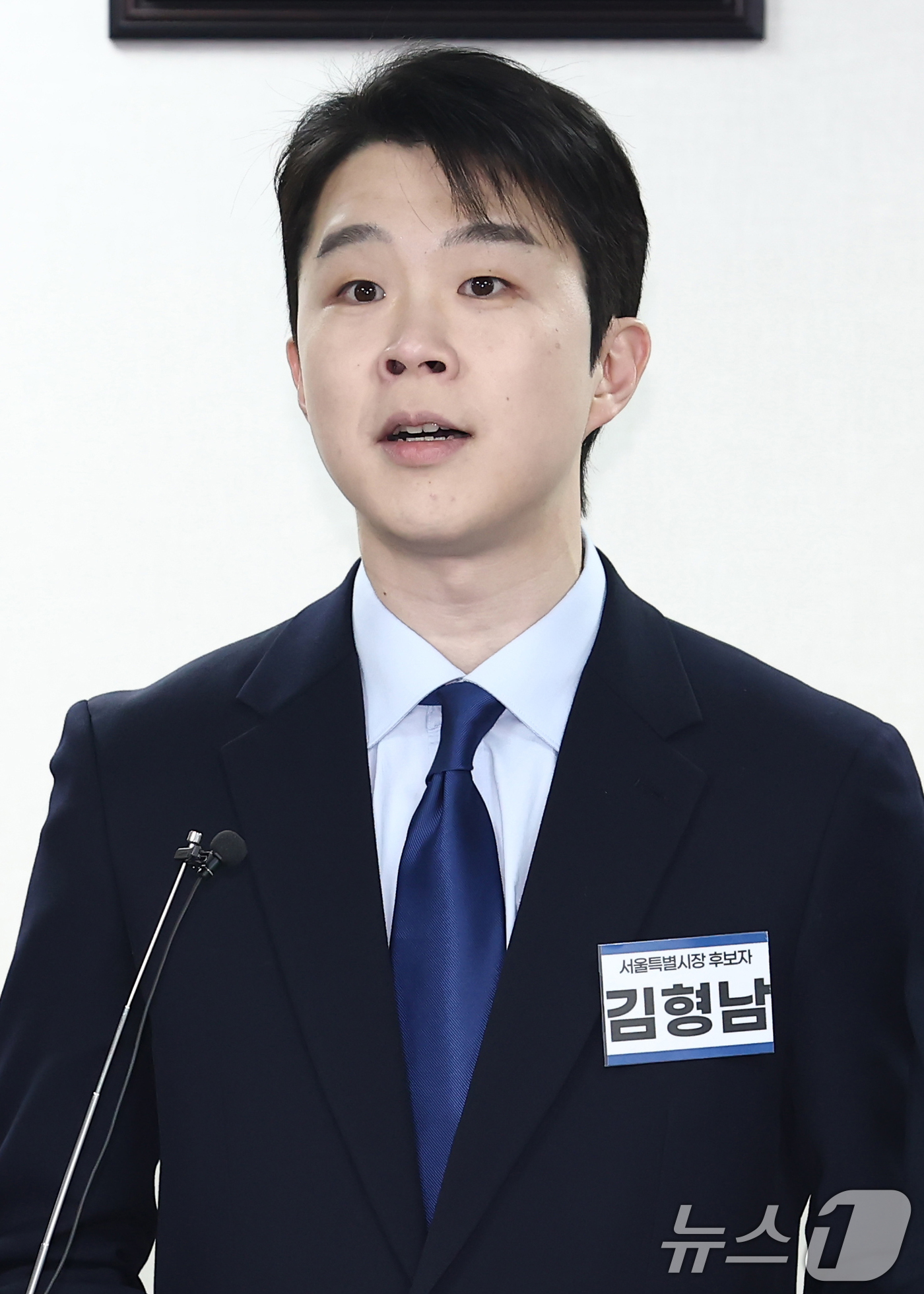(서울=뉴스1) 김민지 기자 = 더불어민주당 서울시장 후보인 김형남 전 군인권센터 사무국장이 23일 오전 서울 영등포구 더불어민주당 당사에서 열린 중앙당공천관리위원회 2차 회의 및 …