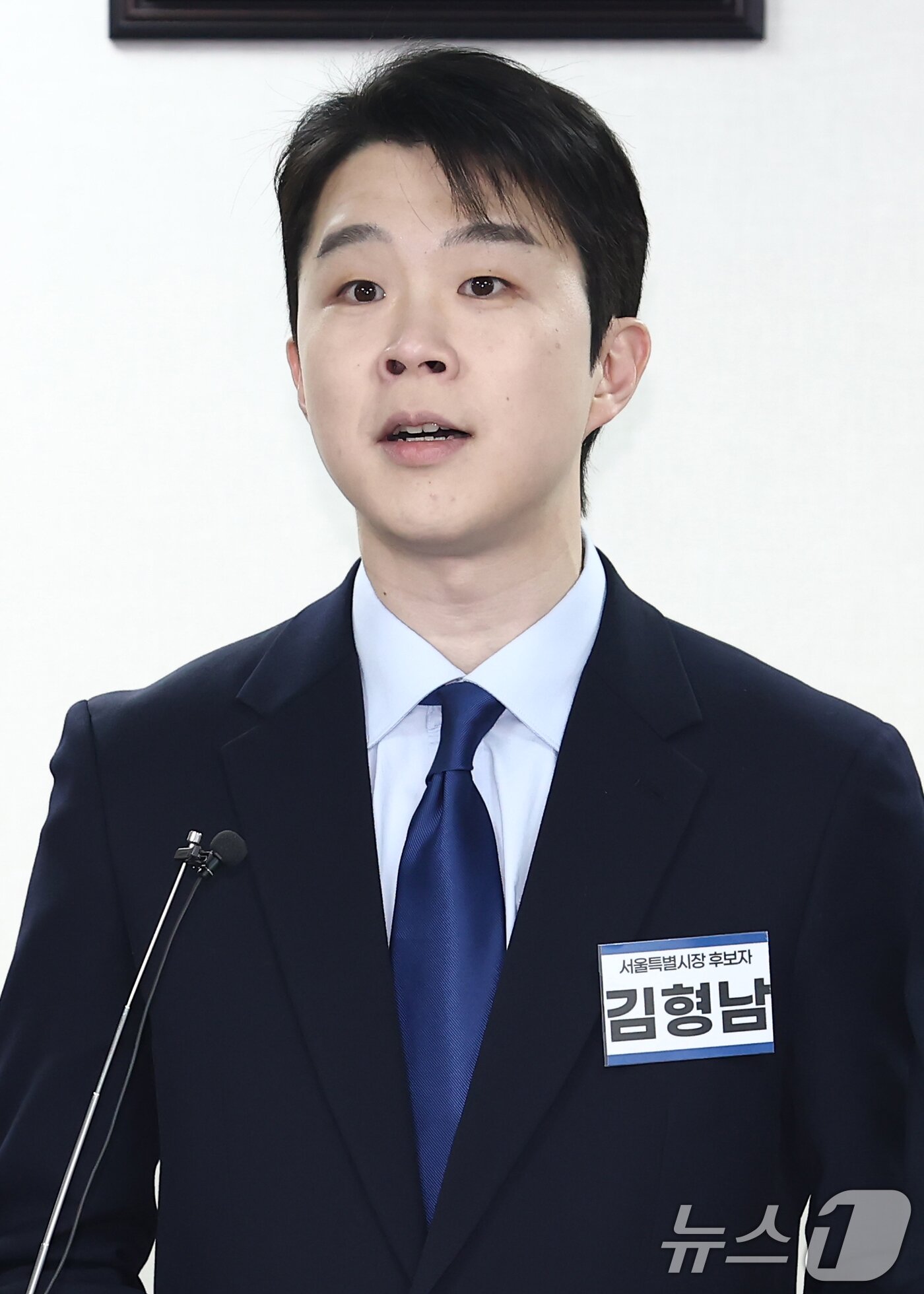 본문 이미지 - 더불어민주당 서울시장 후보인 김형남 전 군인권센터 사무국장이 지난달 23일 오전 서울 영등포구 더불어민주당 당사에서 열린 중앙당공천관리위원회 2차 회의 및 광역단체장 후보자 면접에서 인사말을 하고 있다. 2026.2.23 ⓒ 뉴스1 김민지 기자