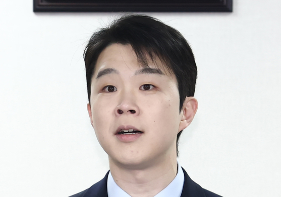광역단체장 후보자 면접서 인사말 하는 김형남 전 사무국장