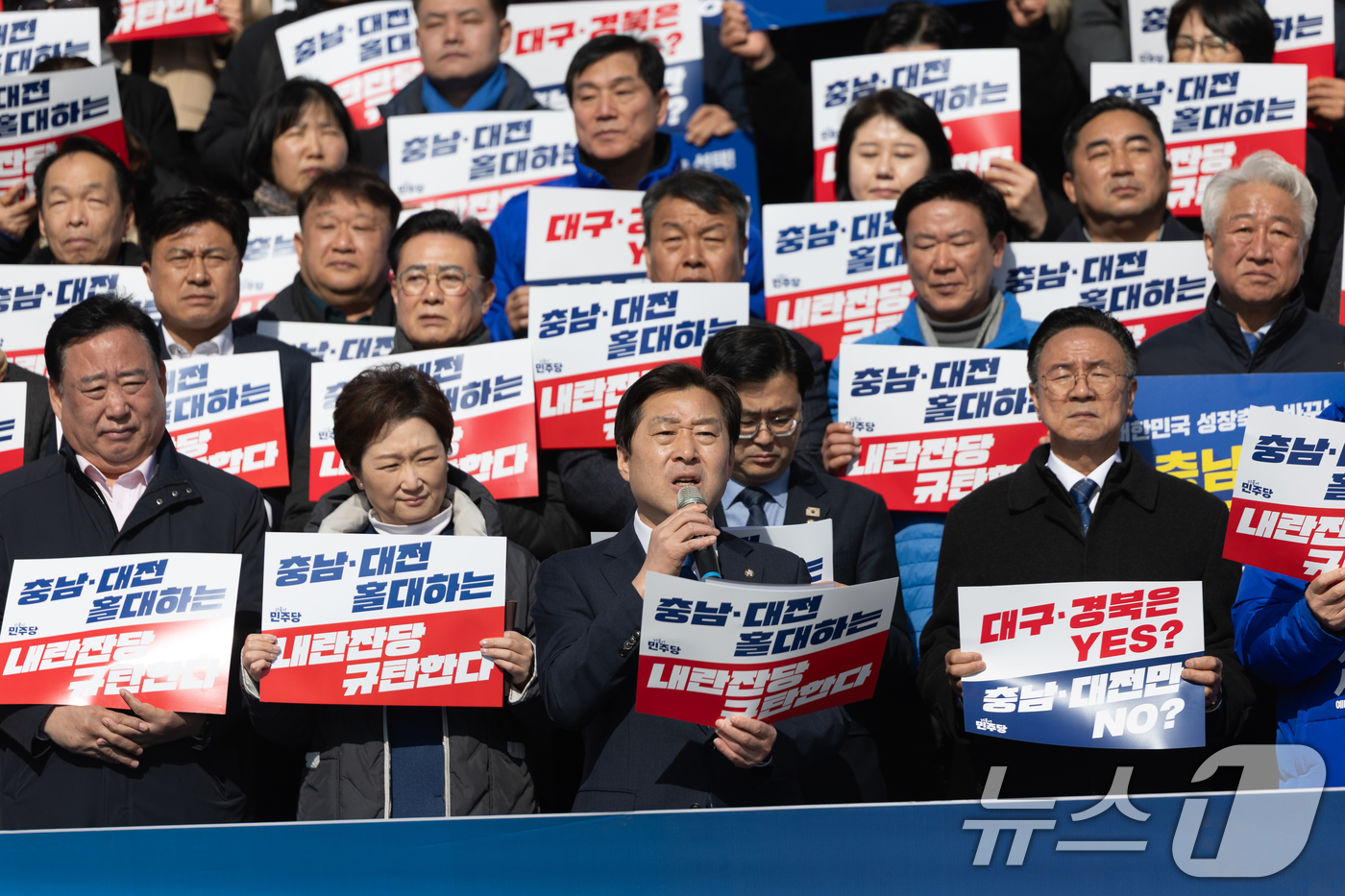 (서울=뉴스1) 이승배 기자 = 황명선 더불어민주당 충남대전 통합특별위원장이 23일 서울 여의도 국회 본청 앞 계단에서 충남·대전 행정통합 촉구 및 국민의힘 규탄대회를 하고 있다. …