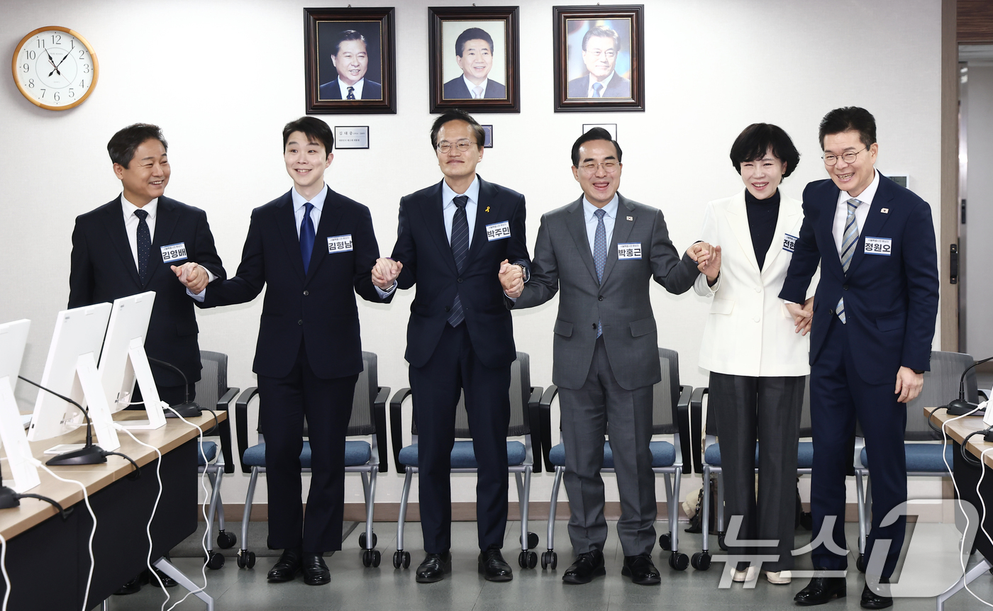 (서울=뉴스1) 김민지 기자 = 23일 오전 서울 영등포구 더불어민주당 당사에서 열린 중앙당공천광리위원회 2차 회의 및 광역단체장 후보자 면접에서 서울시장 후보들이 손을 맞잡고 기 …