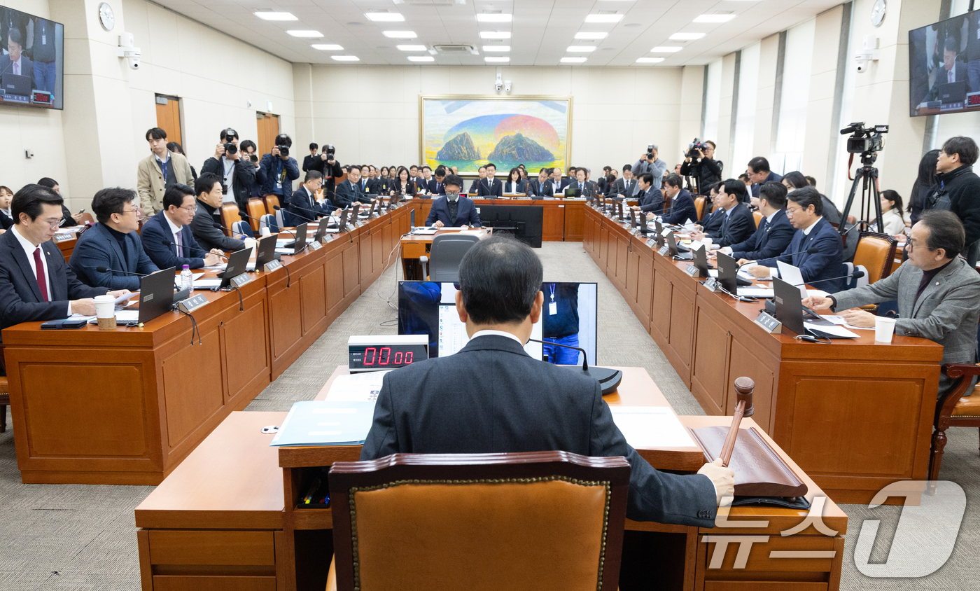 (서울=뉴스1) 이승배 기자 = 23일 서울 여의도 국회에서 열린 제432회국회(임시회) 정무위원회 제3차 전체회의에서 윤한홍 위원장이 의사봉을 두드리고 있다. 2026.2.23/ …