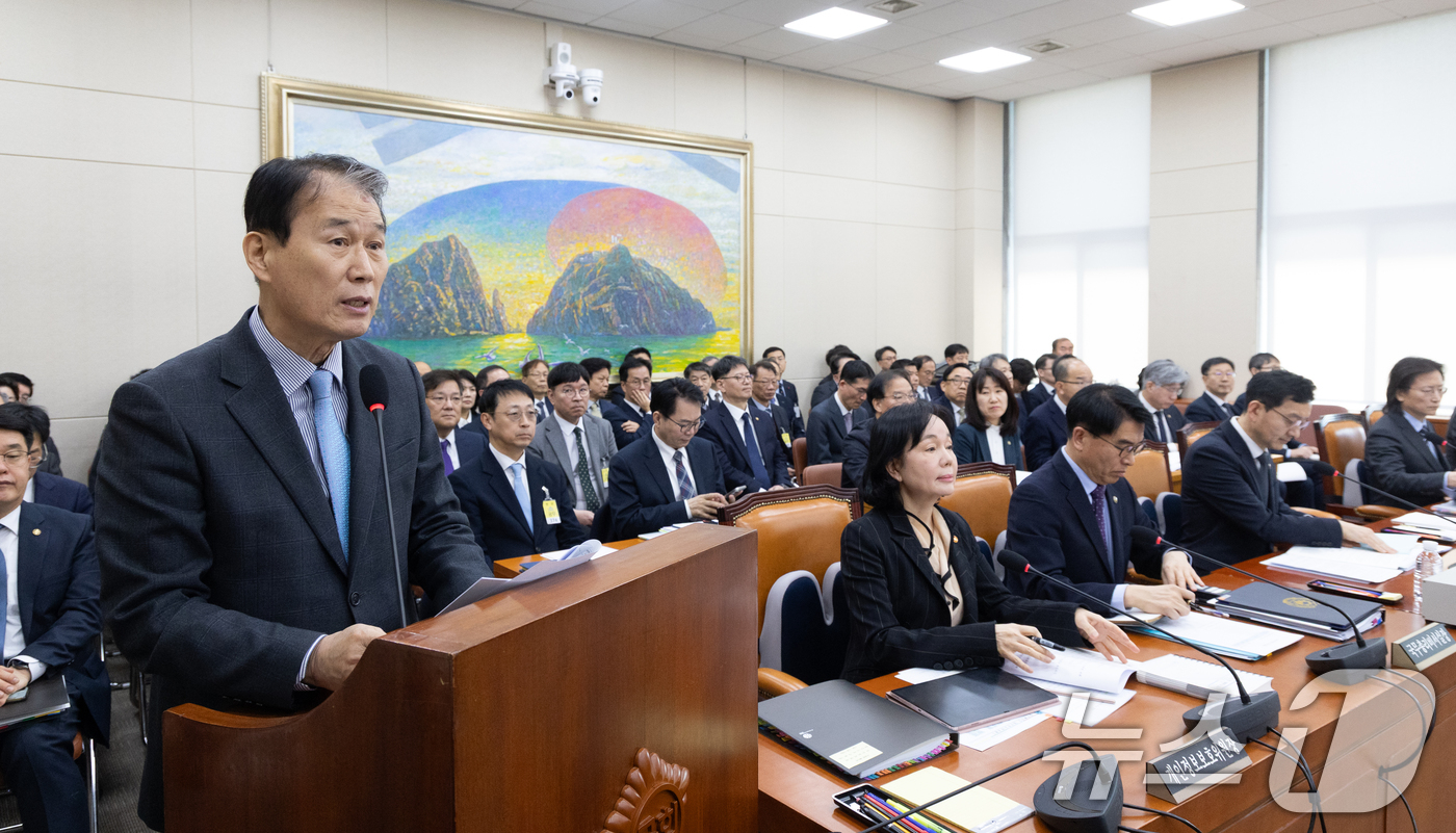 (서울=뉴스1) 이승배 기자 = 23일 서울 여의도 국회에서 열린 제432회국회(임시회) 정무위원회 제3차 전체회의에서 권오을 국가보훈부 장관이 업무보고하고 있다. 2026.2.2 …