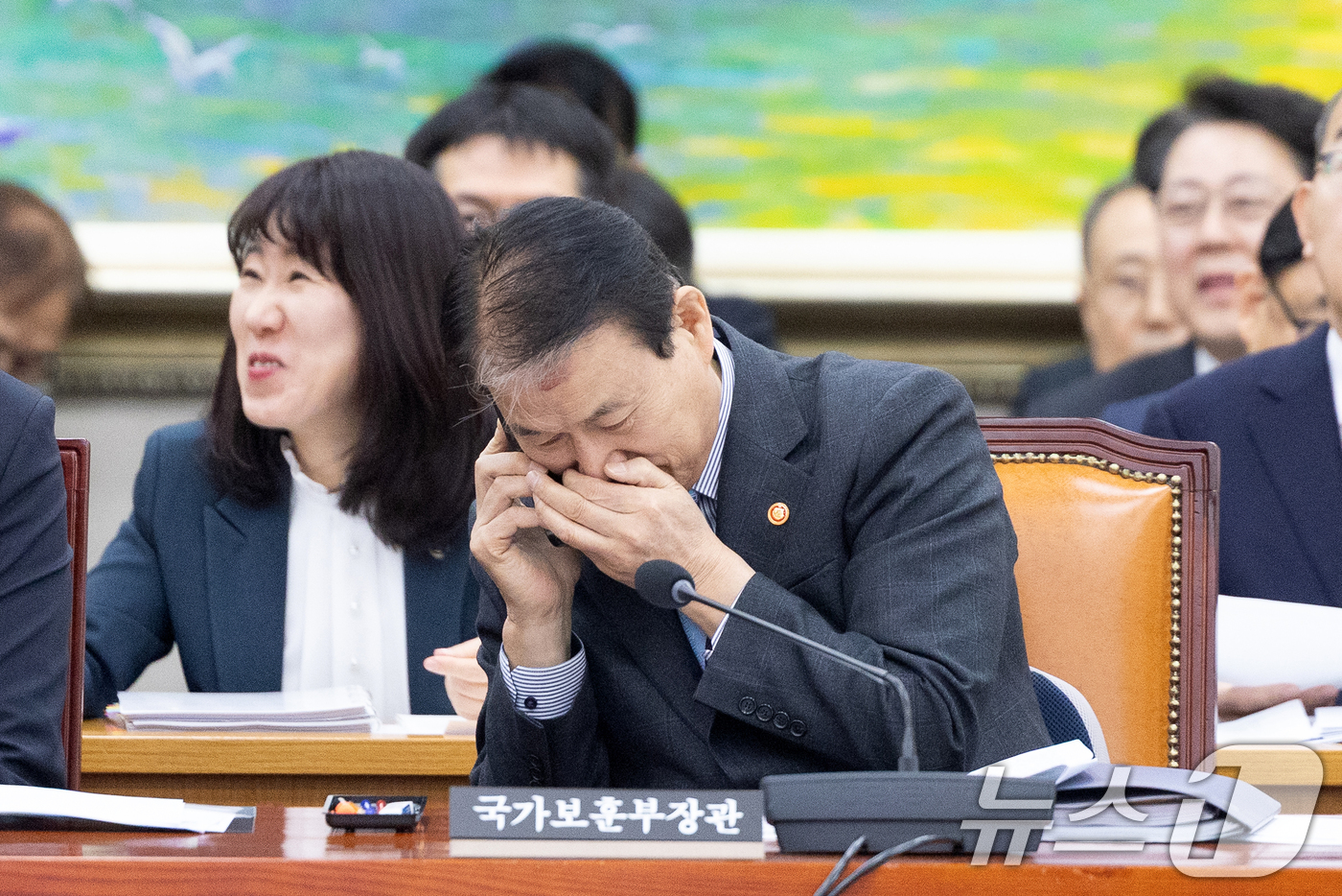 (서울=뉴스1) 이승배 기자 = 23일 서울 여의도 국회에서 열린 제432회국회(임시회) 정무위원회 제3차 전체회의에서 권오을 국가보훈부 장관이 통화하고 있다. 2026.2.23/ …