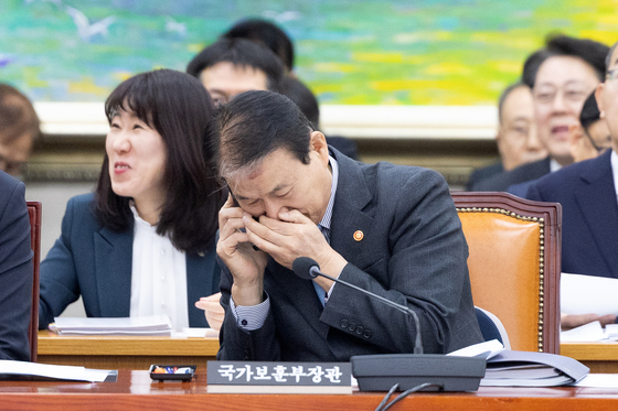 통화하는 권오을 국가보훈부 장관