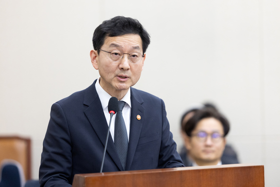 업무보고하는 윤창렬 국무조정실장