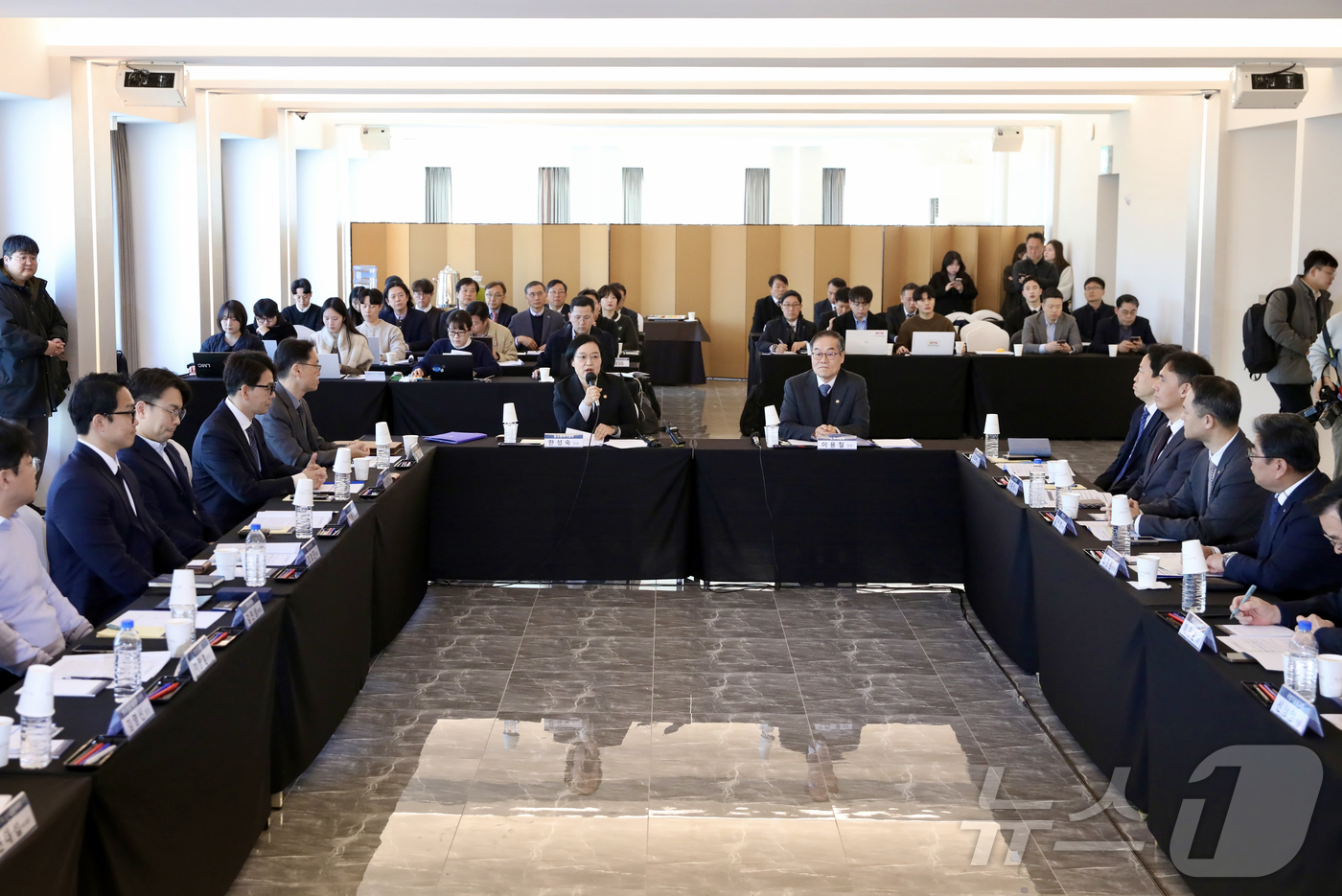 (서울=뉴스1) = 한성숙 중소벤처기업부 장관이 23일 서울 용산구 피스앤파크컨벤션에서 열린 '방산 스타트업 육성 업무협약식'에서 인사말을 하고 있다. (중소벤처기업부 제공. 재판 …