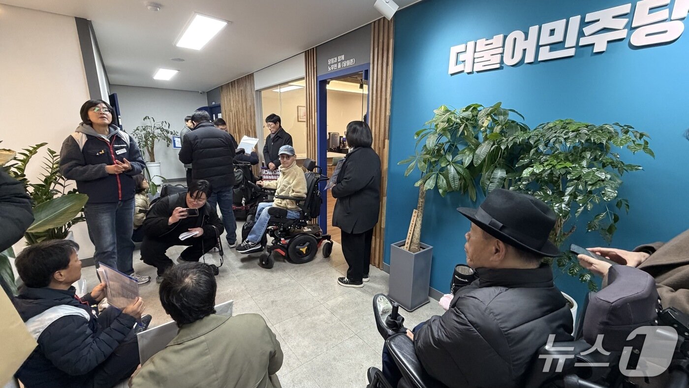 본문 이미지 - 대구 노동·시민단체 등이 23일 대구 중구 삼덕동 민주당 대구시당 입구에서 행정통합과 관련해 허소 민주당 대구시당위원장 면담을 요구했다. (민주노총 대구지역본부 제공. 재판매 및 DB 금지) 2026.2.23/뉴스1