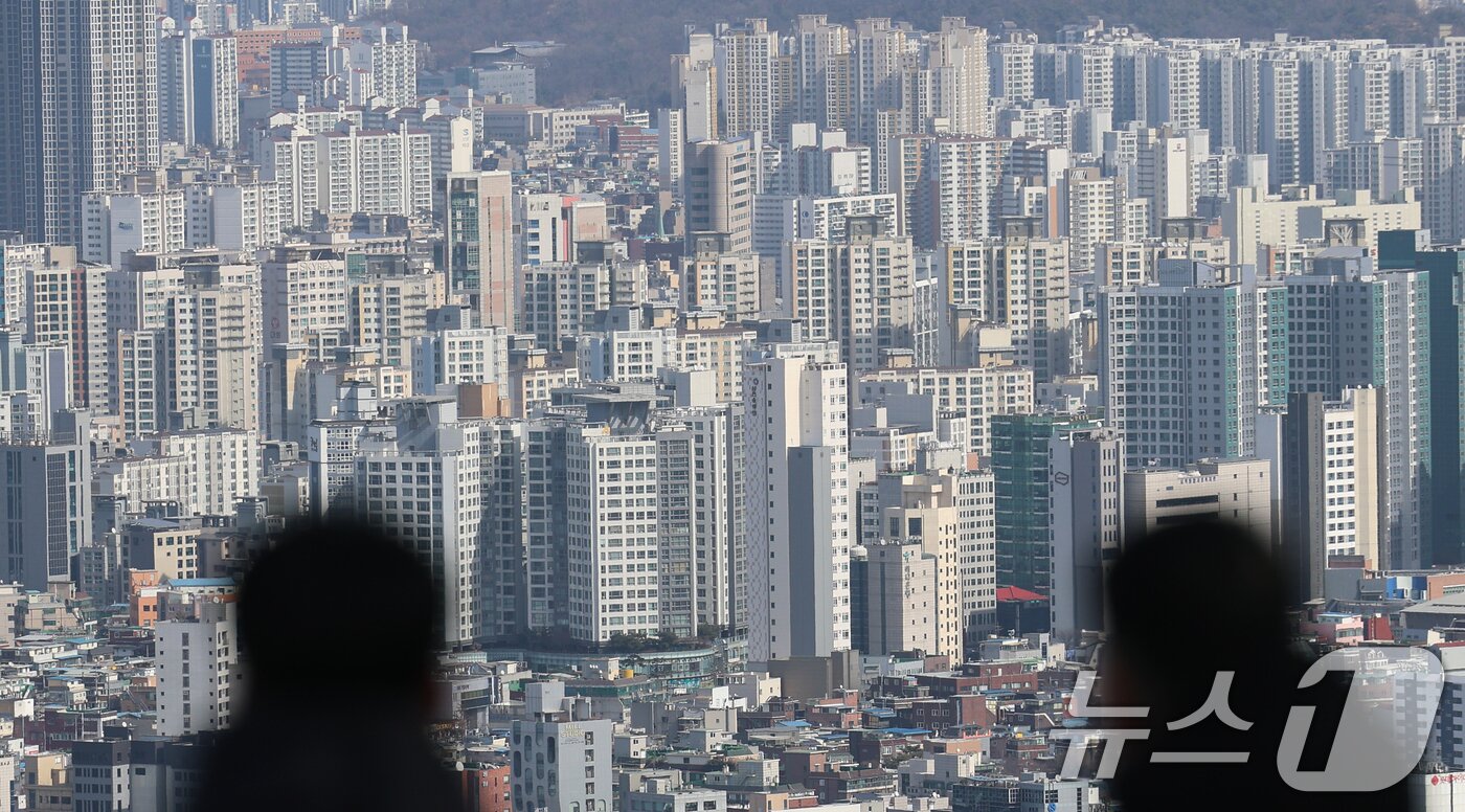 본문 이미지 -  서울 중구 남산에서 바라본 서울시내 아파트 단지 모습.  ⓒ 뉴스1 오대일 기자