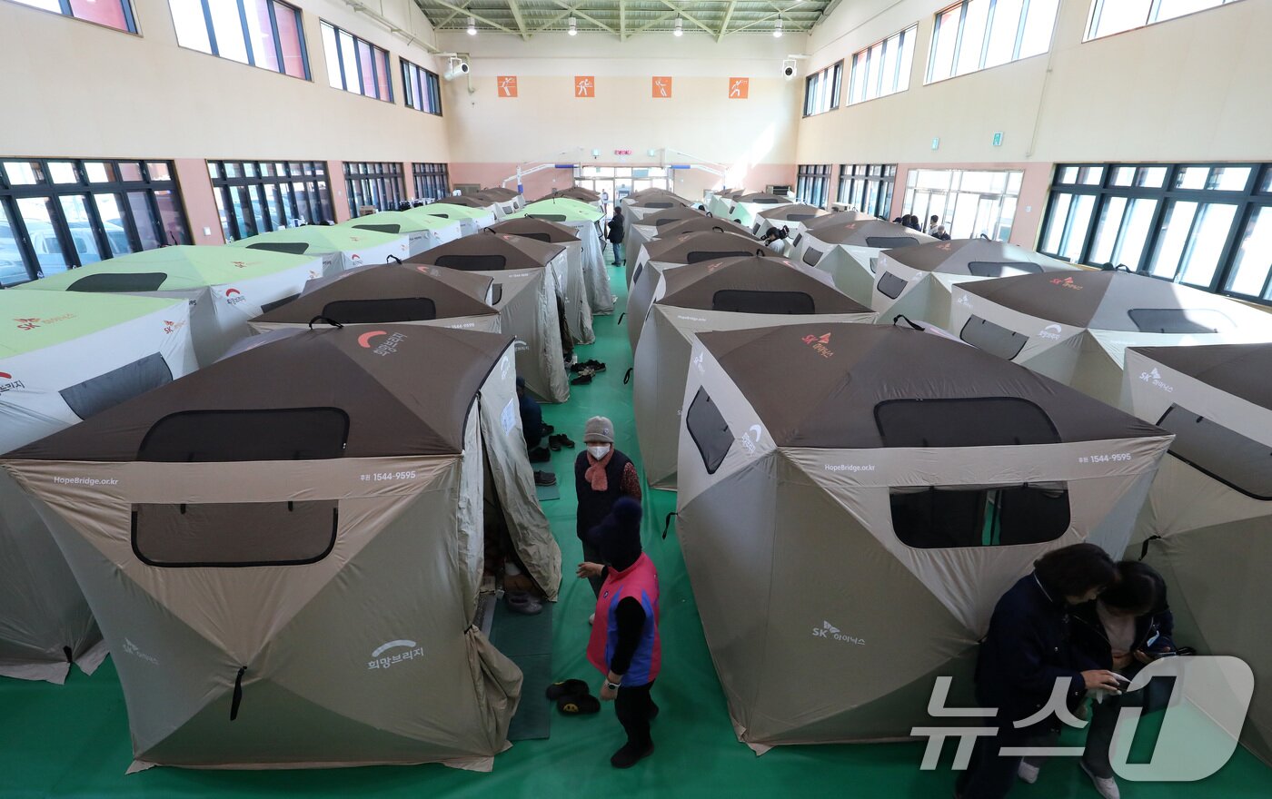 본문 이미지 - 경남 함양 산불 사흘째인 23일 함양군 유림면 어울림체육관에 함양 산불 이재민 대피소가 마련돼 있다. 2026.2.23 ⓒ 뉴스1 윤일지 기자