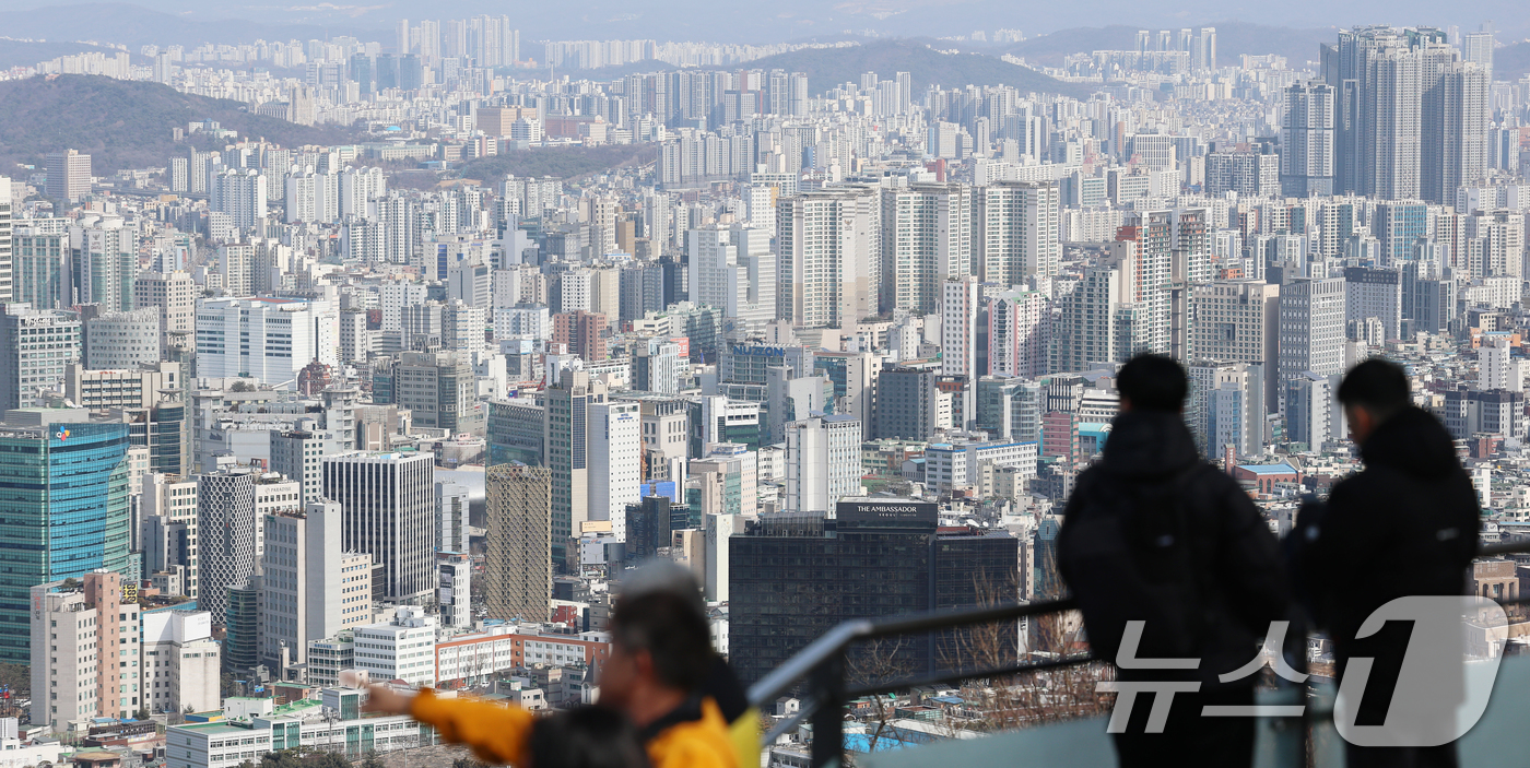 (서울=뉴스1) 오대일 기자 = 작년 서울 아파트 가격이 2021년 이후 최대 상승폭을 기록한 것으로 나타났다. 23일 서울시가 한국부동산원의 '공동주택 실거래가격지수'를 정리해 …
