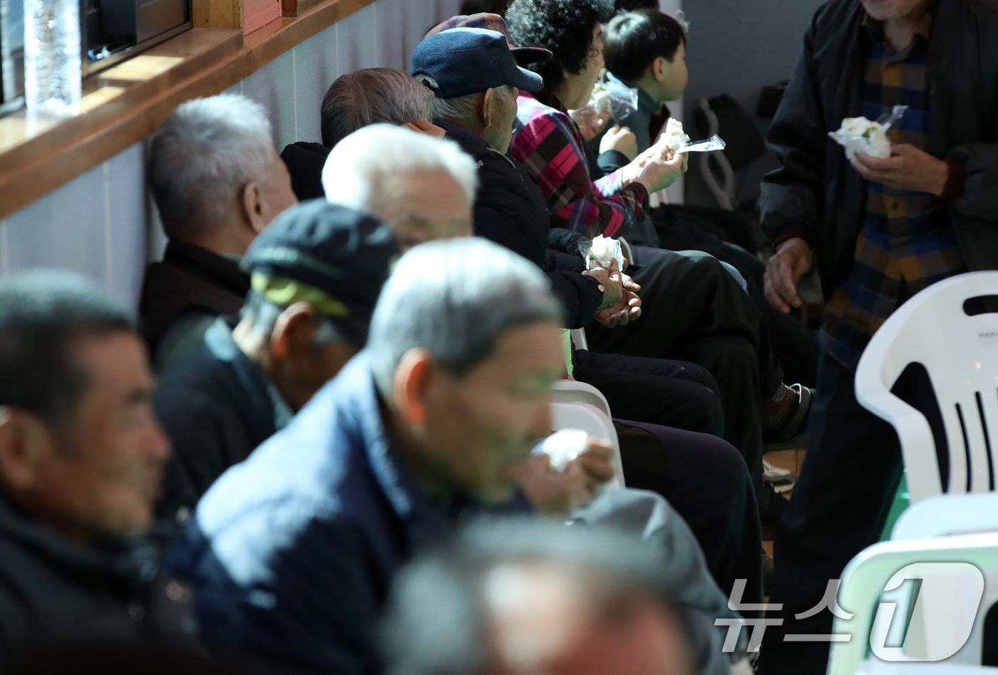 (함양=뉴스1) 윤일지 기자 = 경남 함양 산불 사흘째인 23일 함양군 유림면 어울림체육관에 마련된 산불 이재민 대피소에서 이재민들이 떡을 먹으며 휴식하고 있다. 2026.2.23 …