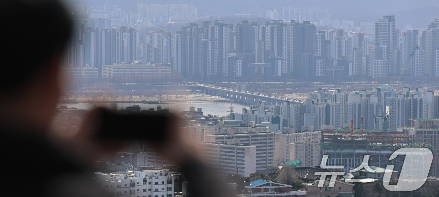 (서울=뉴스1) 오대일 기자 = 작년 서울 아파트 가격이 2021년 이후 최대 상승폭을 기록한 것으로 나타났다. 23일 서울시가 한국부동산원의 '공동주택 실거래가격지수'를 정리해 …