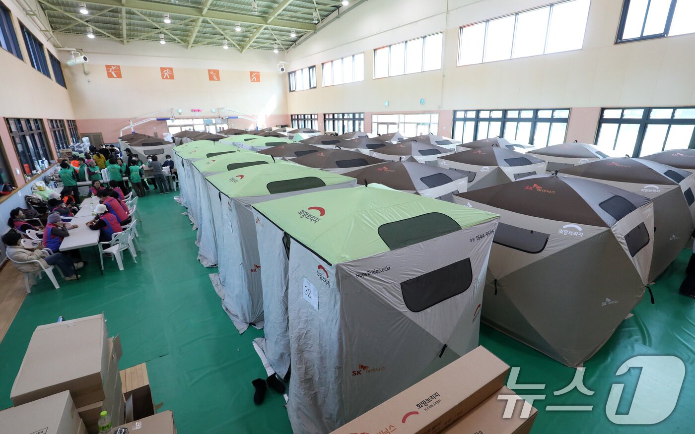 본문 이미지 - 경남 함양 산불 사흘째인 23일 함양군 유림면 어울림체육관에 마련된 산불 이재민 대피소에서 자원봉사원들이 분주한 모습을 보이고 있다. 2026.2.23 ⓒ 뉴스1 윤일지 기자