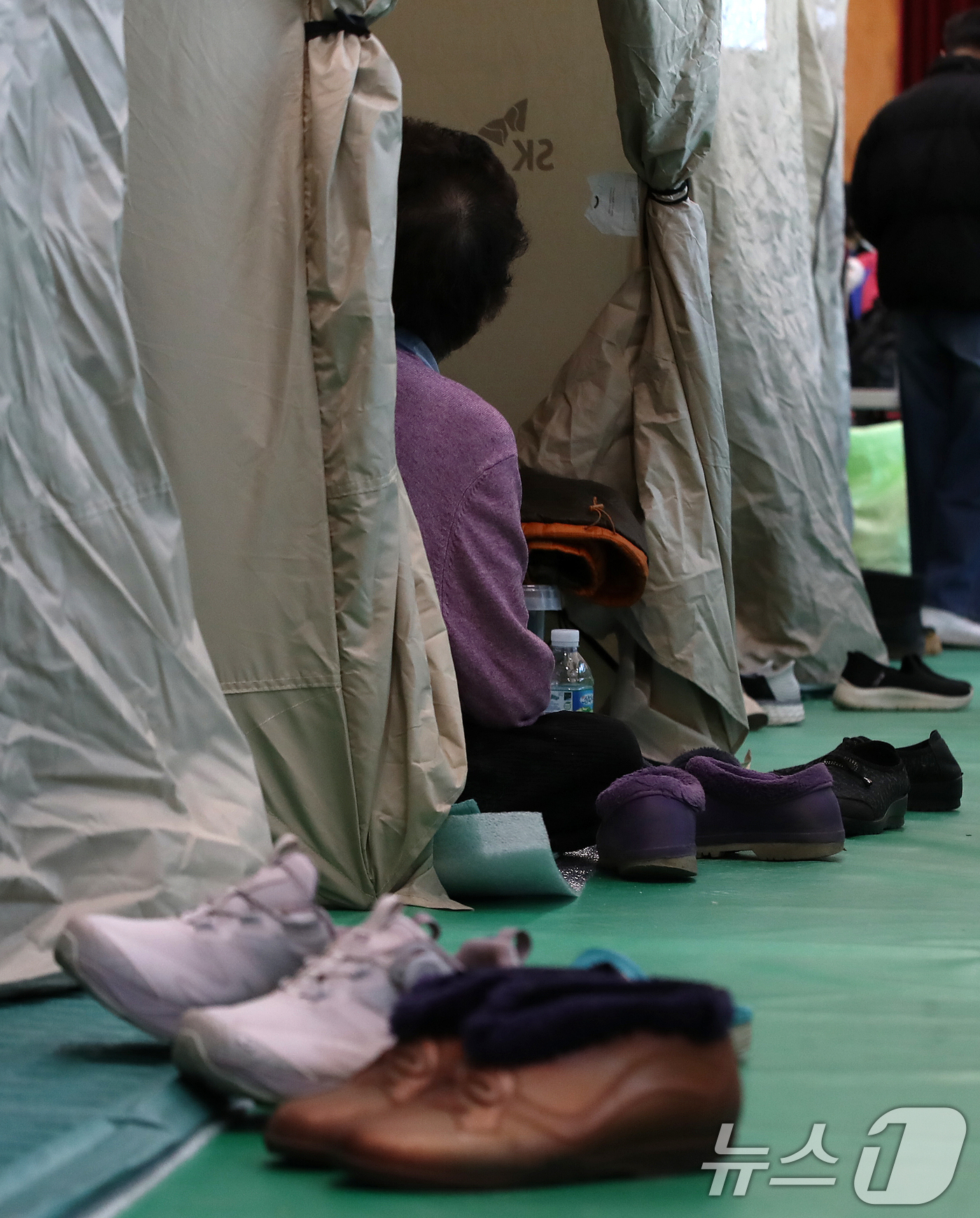 (함양=뉴스1) 윤일지 기자 = 경남 함양 산불 사흘째인 23일 함양군 유림면 어울림체육관에 마련된 산불 이재민 대피소에서 이재민들이 휴식하고 있다. 2026.2.23/뉴스1