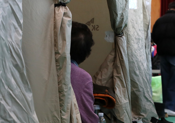 이재민 대피소에 놓인 신발