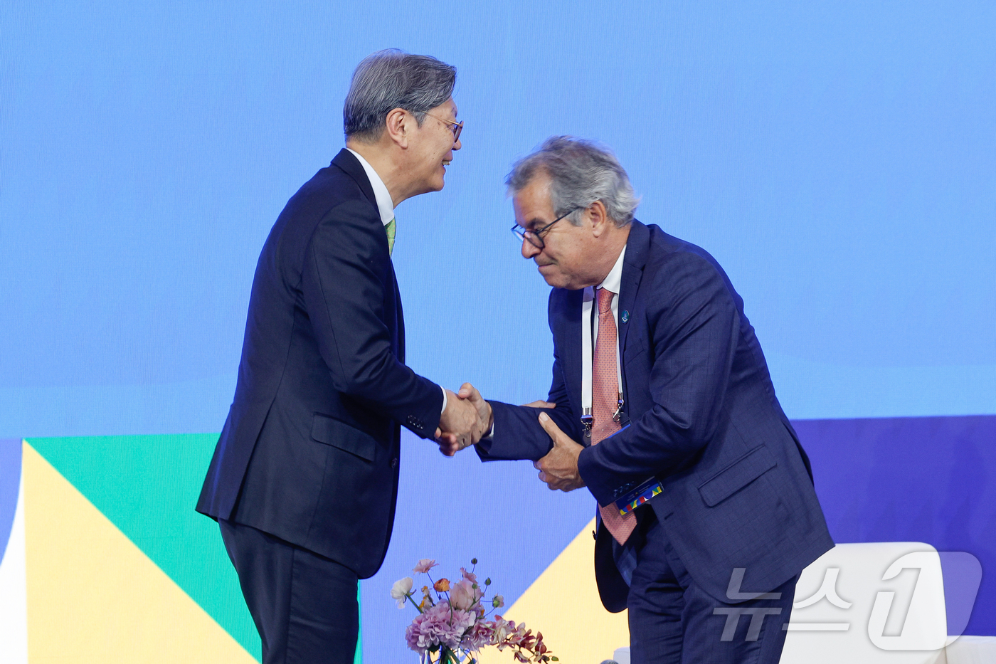 (서울=뉴스1) 안은나 기자 = 김창범 한국경제인협회 부회장이 23일 오후 서울 중구 롯데호텔에서 열린 한-브라질 비지니스 포럼 개회식에 참석해 개회사를 마친 뒤 조르지 비아나 브 …