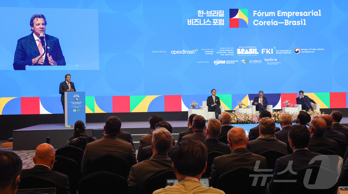 (서울=뉴스1) 안은나 기자 = 페르난두 아다지 브라질 재무장관이 23일 오후 서울 중구 롯데호텔에서 열린 한-브라질 비지니스 포럼에 참석해 기조연설을 하고 있다. 2026.2.2 …