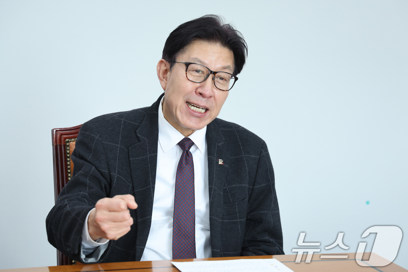 (서울=뉴스1) 신웅수 기자 = 박형준 부산시장이 23일 서울 여의도 국회를 찾아 윤한홍 정무위원장과 면담을 하고 있다. 2026.2.23/뉴스1