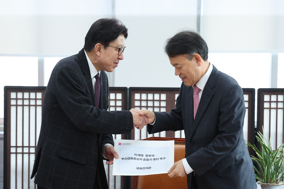 윤한홍 위원장에게 건의문 전달하는 박형준