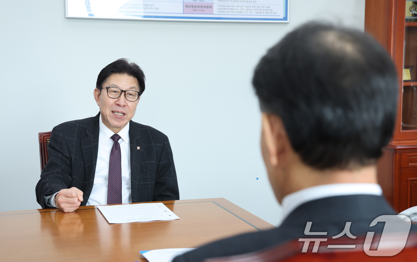 (서울=뉴스1) 신웅수 기자 = 박형준 부산시장이 23일 서울 여의도 국회를 찾아 윤한홍 정무위원장에게 부산금융중심지 흔들기 중단을 촉구하는 건의문을 전달하고 있다. 2026.2. …