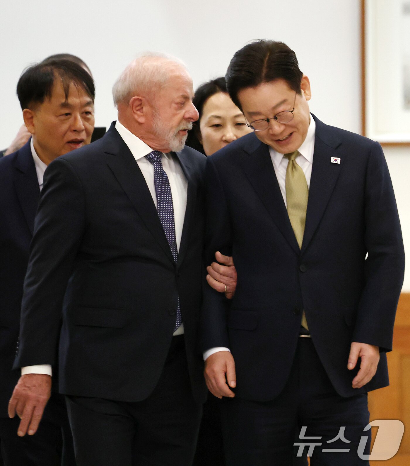 본문 이미지 - 이재명 대통령과 루이스 이나시우 룰라 다 시우바 브라질 대통령이 23일 청와대에서 열린 한-브라질 정상회담을 마친 후 공동언론발표를 하기위해 회견장에 입장하고 있다. 2026.2.23 ⓒ 뉴스1 허경 기자