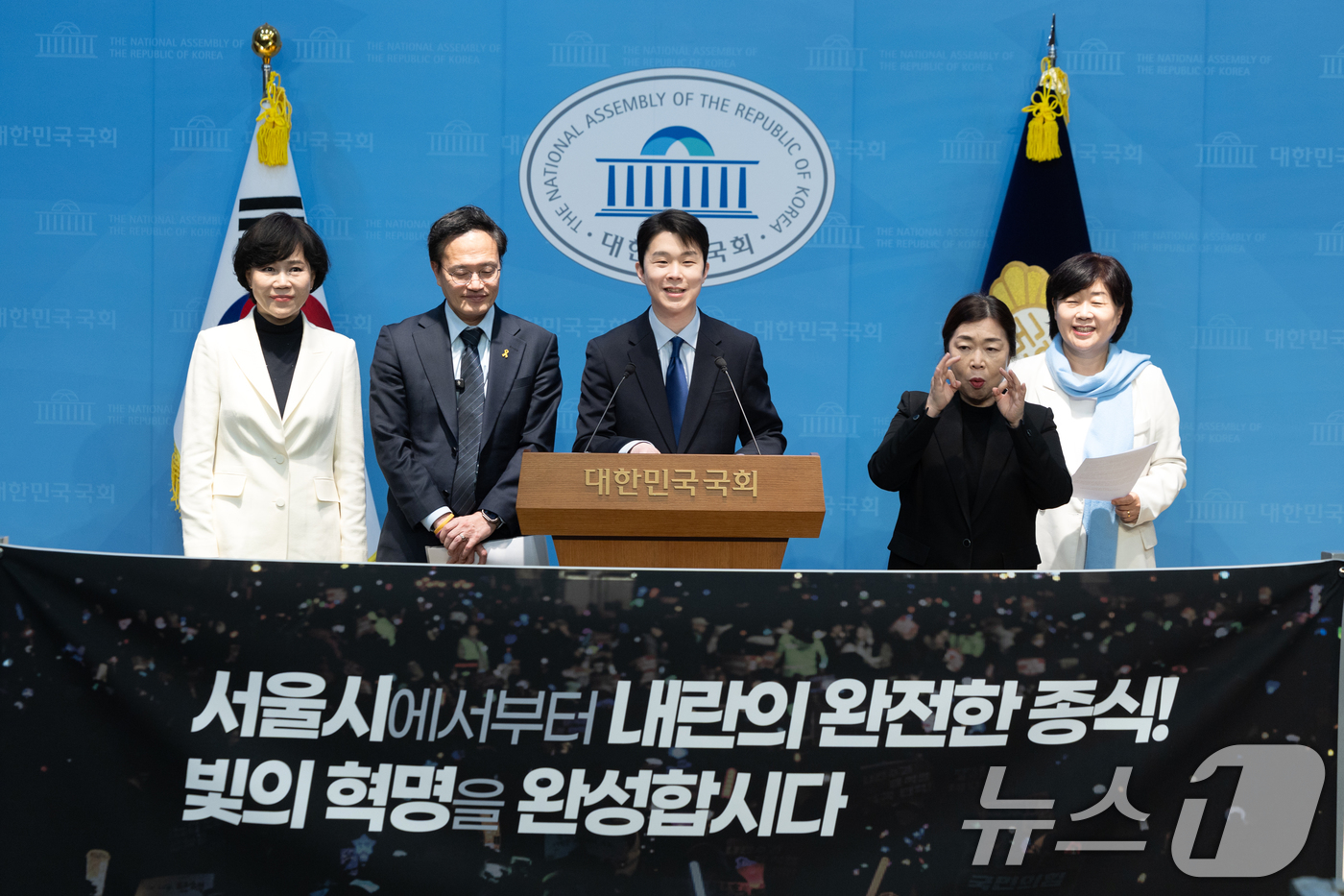 (서울=뉴스1) 이승배 기자 = 23일 서울 여의도 국회 소통관에서 열린 지방선거 D-day 100, '서울부터 내란 완전종식, 빛의 혁명 완성' 기자회견에서 김형남 더불어민주당 …