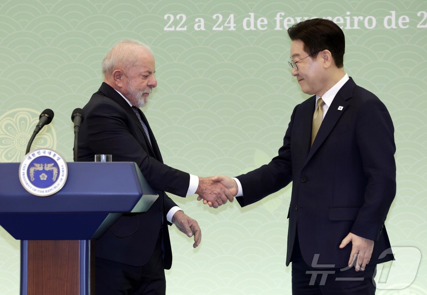 본문 이미지 - 이재명 대통령과 브라질 루이스 이나시우 룰라 다 시우바 대통령이 23일 청와대에서 한-브라질 공동 언론발표를 마친 뒤 악수하고 있다. 2026.2.23 ⓒ 뉴스1 허경 기자