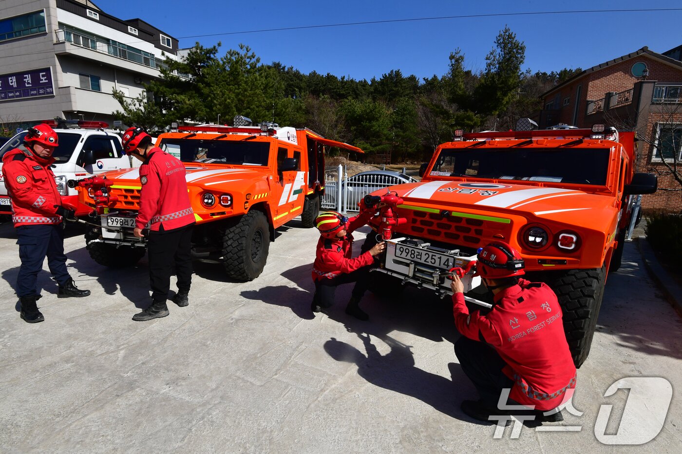 본문 이미지 - 경북 포항시에 배치된 산림청 영덕국유림관리소 산불재난특수진화대원들이 다목적진화차량에 장착된 진화장비를 점검하고 있다. 산불재난특수진화대원은 산불 발생 시 산불공중진화대원 등과 진화에 나선다. 2026.2.23 ⓒ 뉴스1 최창호 기자