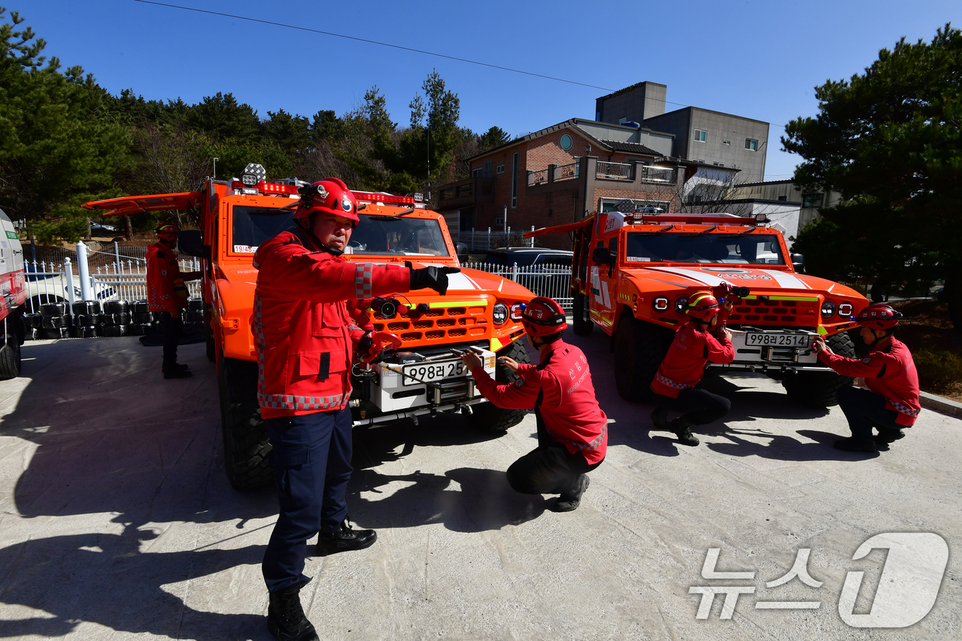 (포항=뉴스1) 최창호 기자 = 23일 경북 포항시에 전진 배치된 산림청 영덕국유림관리소 산불재난특수진화대원들이 다목적진화차량에 장착된 진화장비를 점검하고 있다.산불재난특수진화대원 …